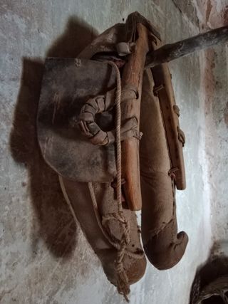 YUGO ANTIGUO DE PIEL Y MADERA