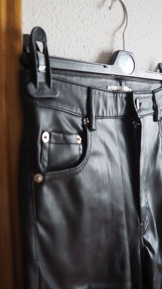 Pantalón Recto Efecto Cuero (Talla 34) | Zara.