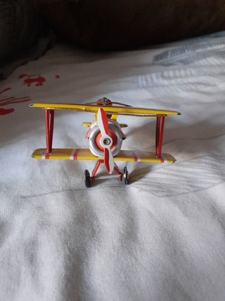 Avioneta de juguete hojalata