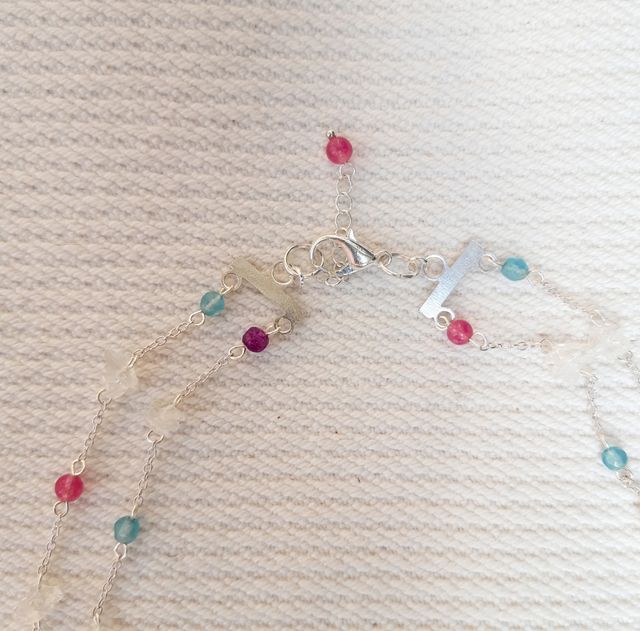 Collana con pietre colorate