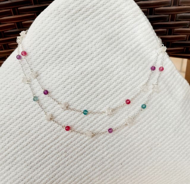 Collana con pietre colorate