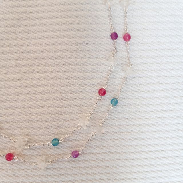 Collana con pietre colorate