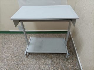 Escritorio de madera blanca