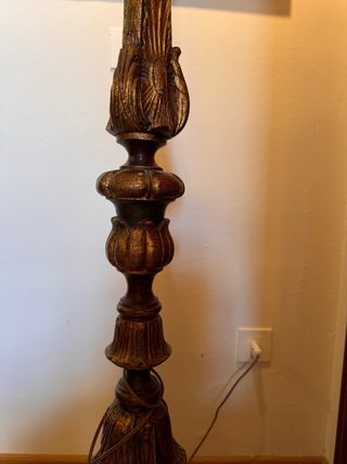 Pie de lámpara en madera policromada. Funciona