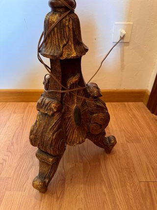 Pie de lámpara en madera policromada. Funciona
