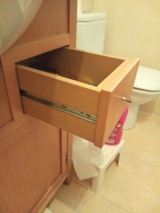 Mueble baño con espejo y grifo