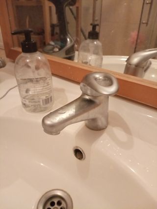 Mueble baño con espejo y grifo