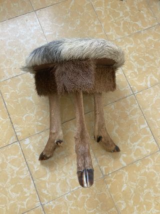 Escabel rústico de piel de cabra