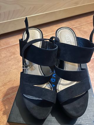 Zapatos tacón negro