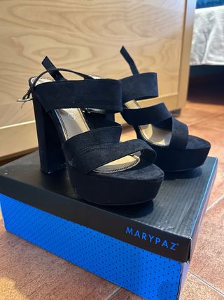 Zapatos tacón negro