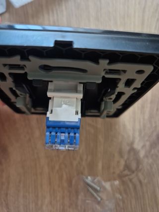 Montaje en pared cable de red