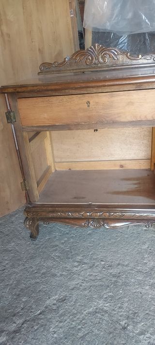 Mesita de noche antigua