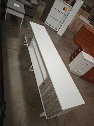 Mueble bajo televisión.