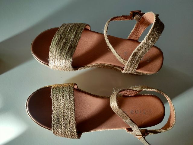 Alpargatas doradas plataforma