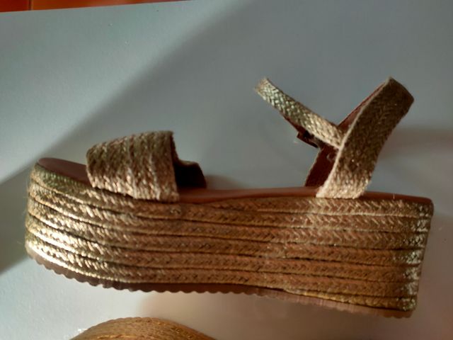 Alpargatas doradas plataforma