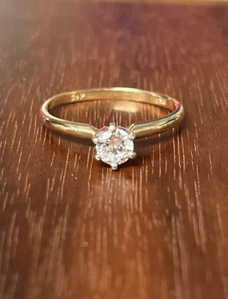 Anillo oro de compromiso con diamante