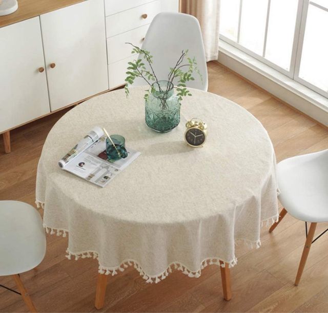 Mantel beige para la mesa redonda