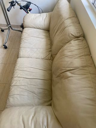 Sofá de piel beige