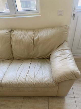 Sofá de piel beige