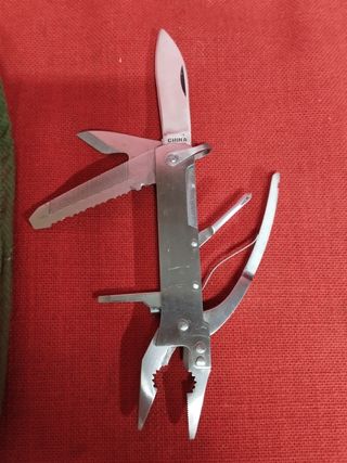 Coltellino multiuso con astuccio