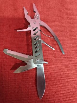 Coltellino multiuso con astuccio