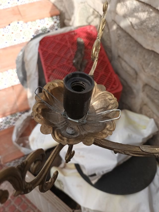 Lámpara bronce tres brazos sin bombos