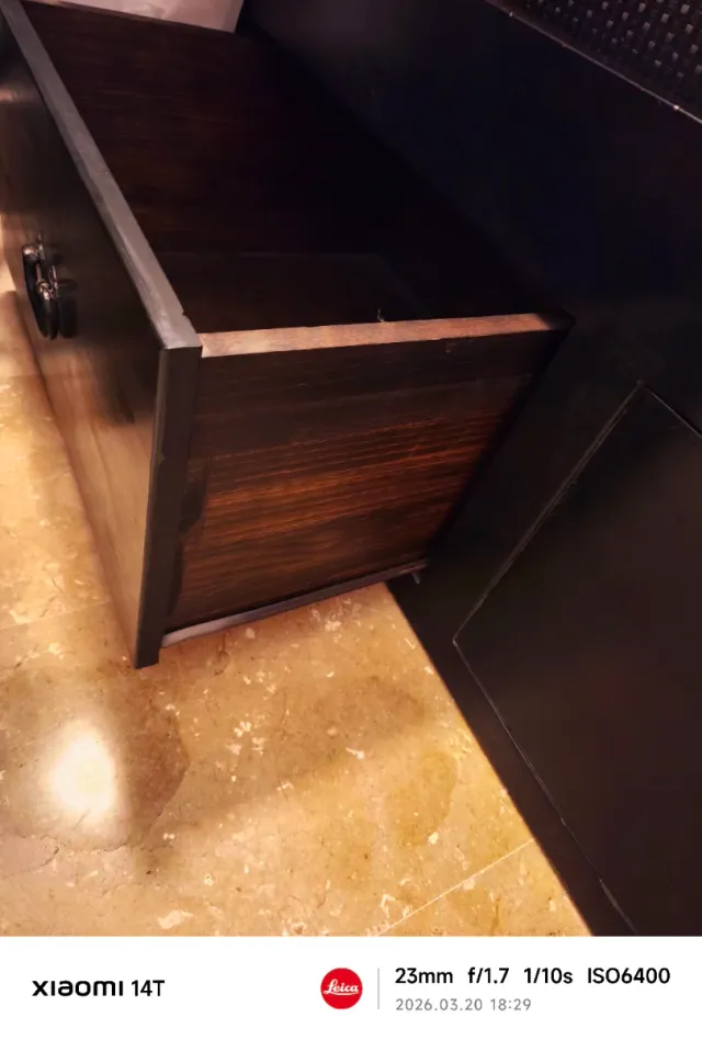 Cama de matrimonio de madera con dosel