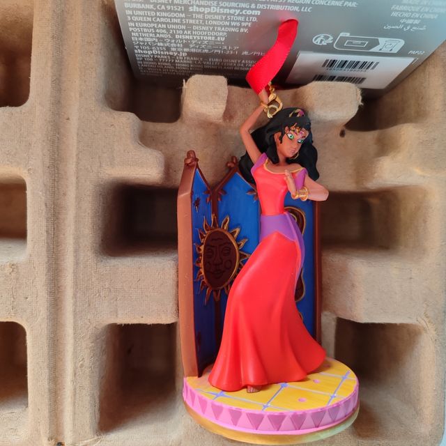 adorno esmeralda el jorobado de notre dame. disney