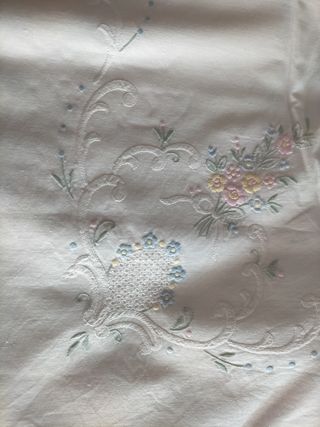 Sabana y almohadón bordados