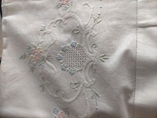 Sabana y almohadón bordados