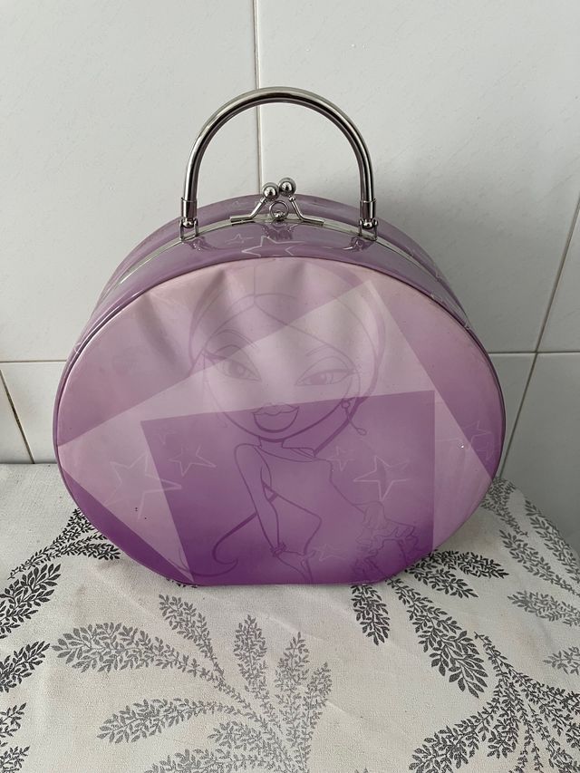 Muñeca, ropa y maletin Bratz