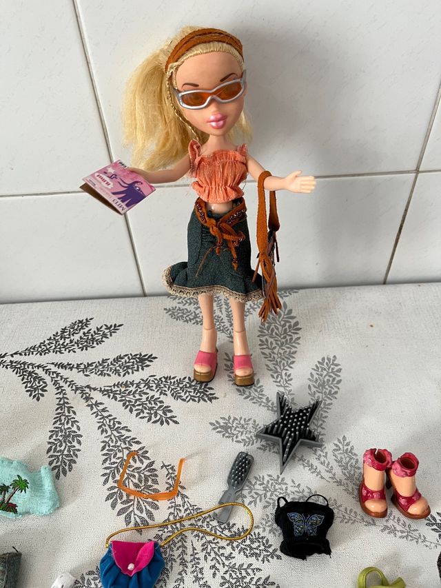 Muñeca, ropa y maletin Bratz