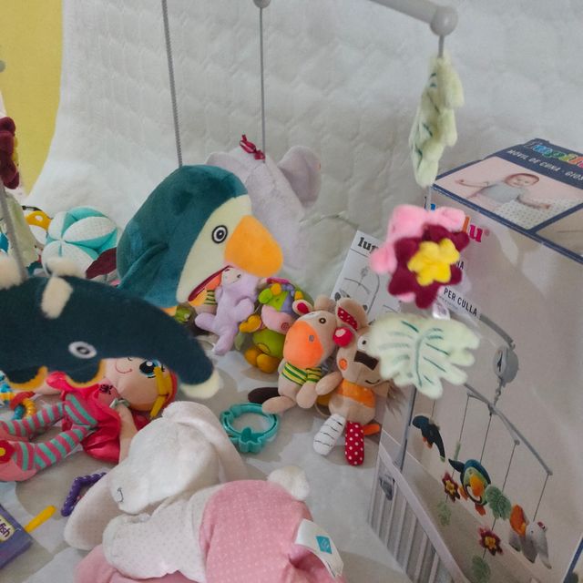 Móvil cuna y juguetes varios