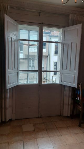Ventana de madera con contras (puerta).