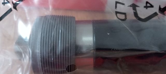 Eje de pedalier nuevo sin usar