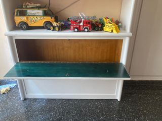 Mueble estantería de madera de pino