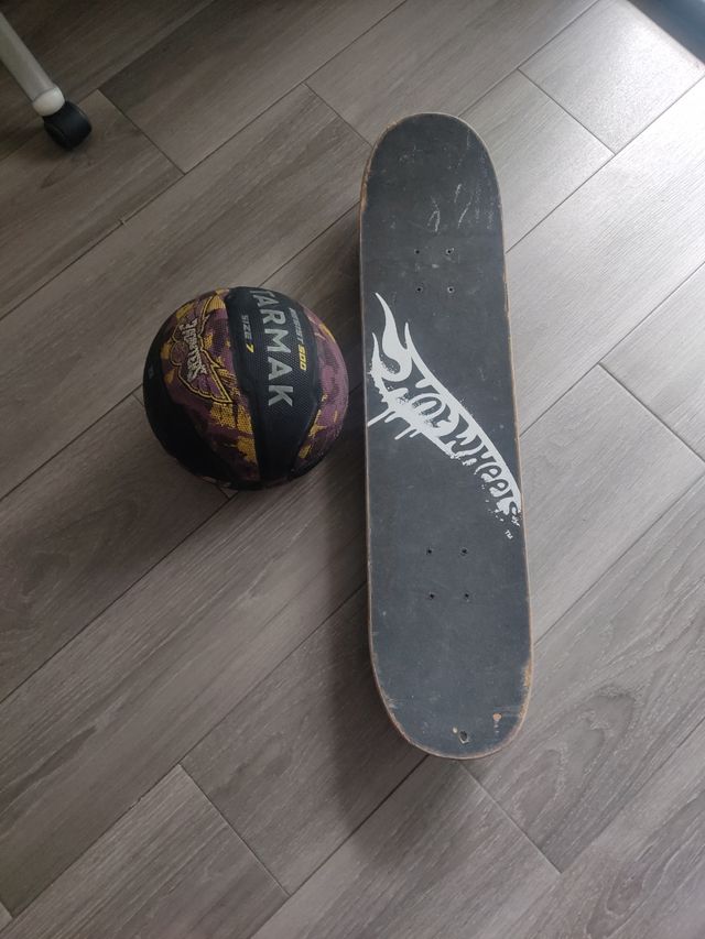 Patinete Hot wheels y pelota baloncesto
