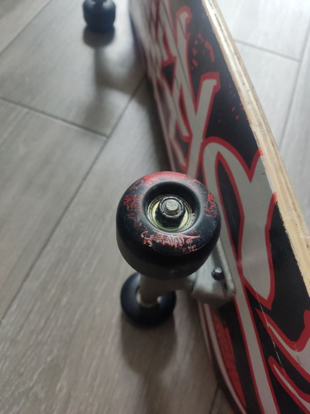 Patinete Hot wheels y pelota baloncesto