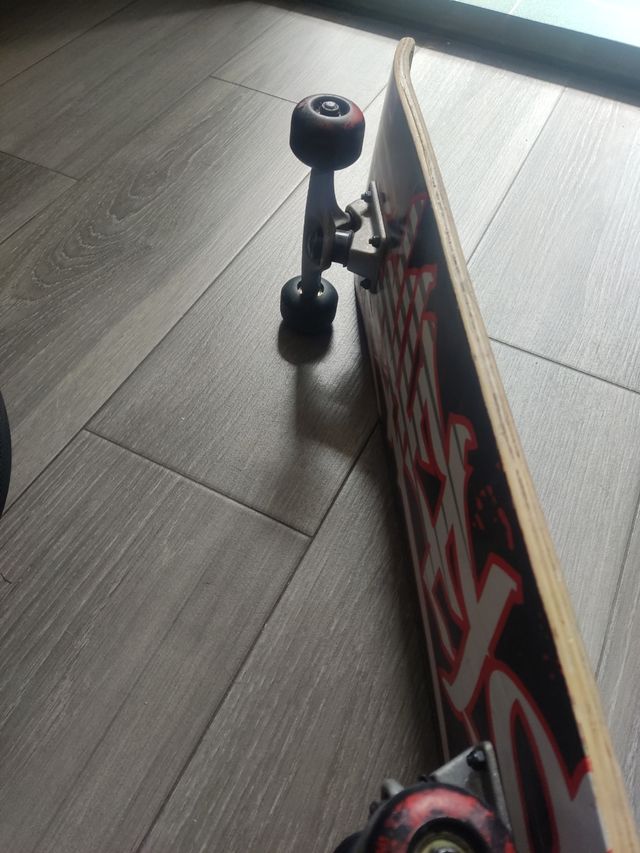 Patinete Hot wheels y pelota baloncesto