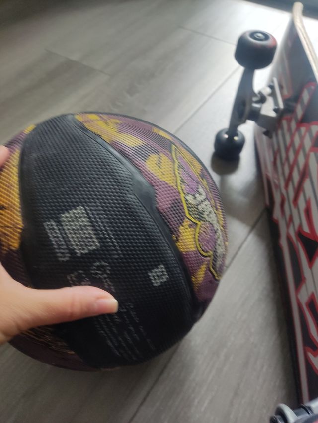 Patinete Hot wheels y pelota baloncesto