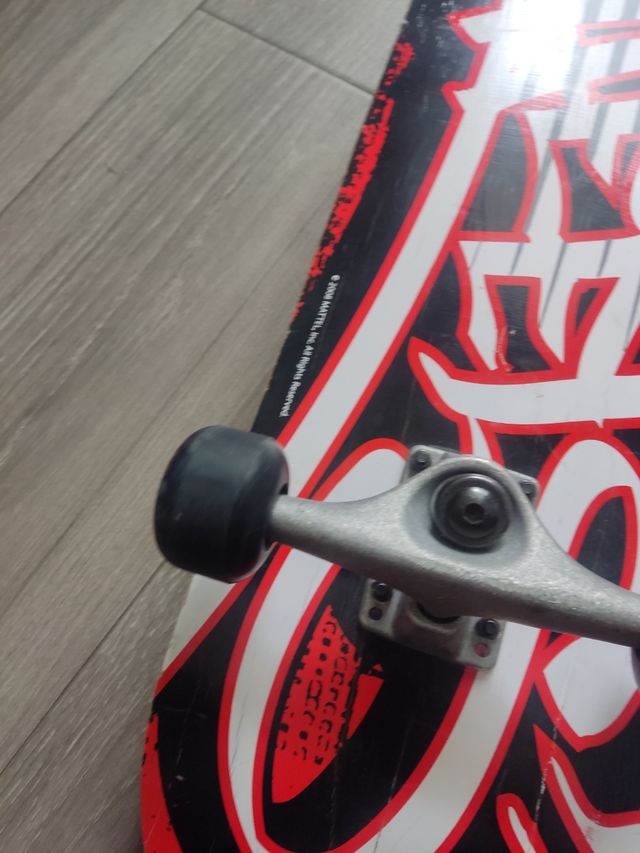 Patinete Hot wheels y pelota baloncesto