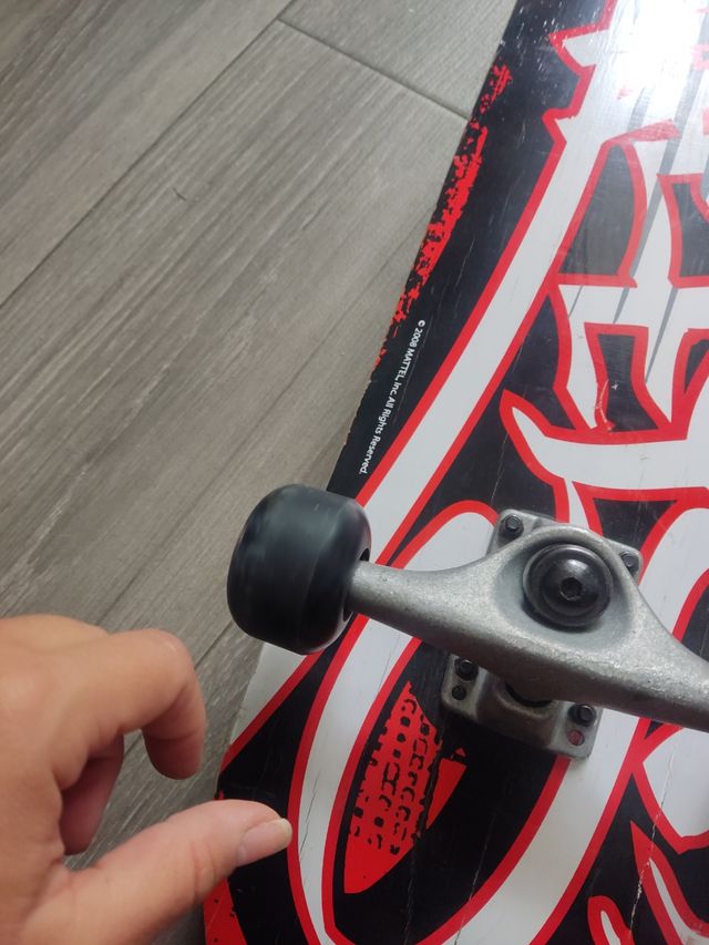 Patinete Hot wheels y pelota baloncesto