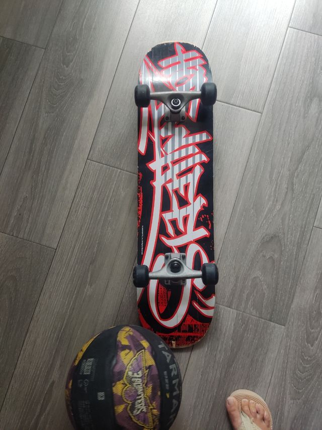 Patinete Hot wheels y pelota baloncesto