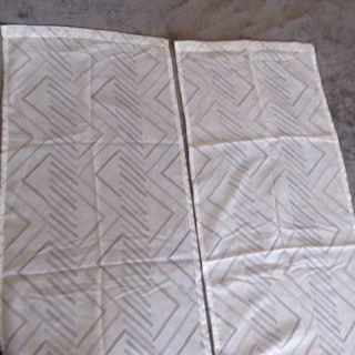 2 tende bianchi con disegno geometrico