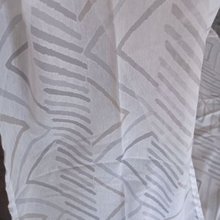 2 tende bianchi con disegno geometrico