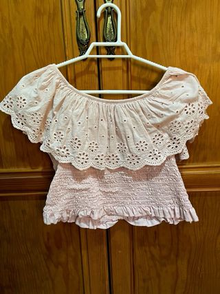 Top rosa de hombros descubiertos
