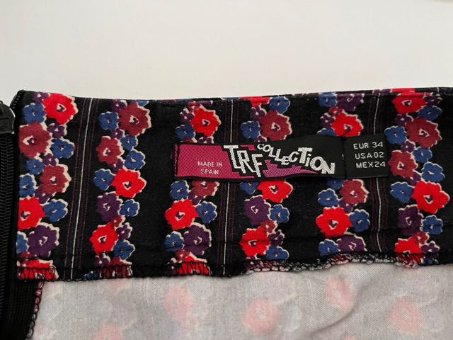 Minifalda negra con flores