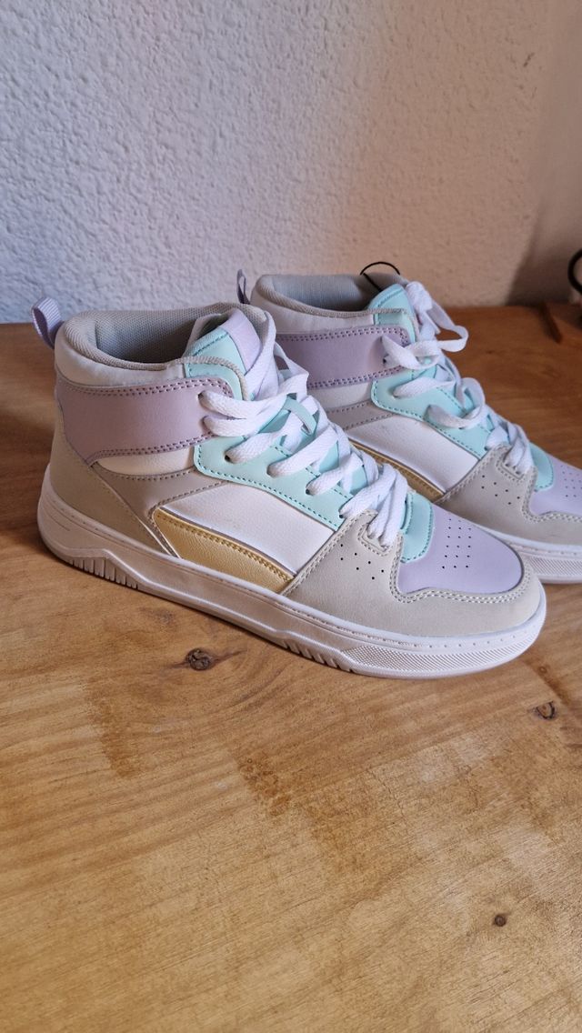 Zapatillas deportivas tonos pastel
