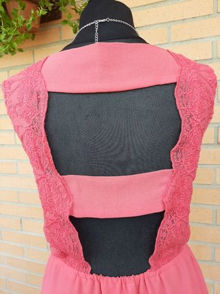 Vestido de fiesta, color coral, talla L.