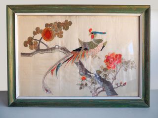 Cuadro con pájaro exótico bordado en seda. Antiguo